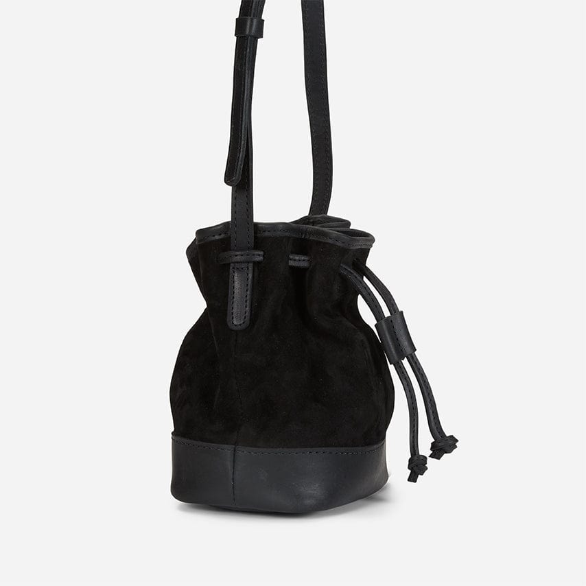 Small bucket bag in pebbled patent leather