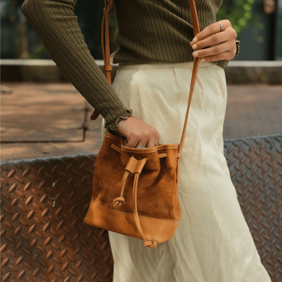 COMPLIMENTARY: Small bucket-bag in tan suede